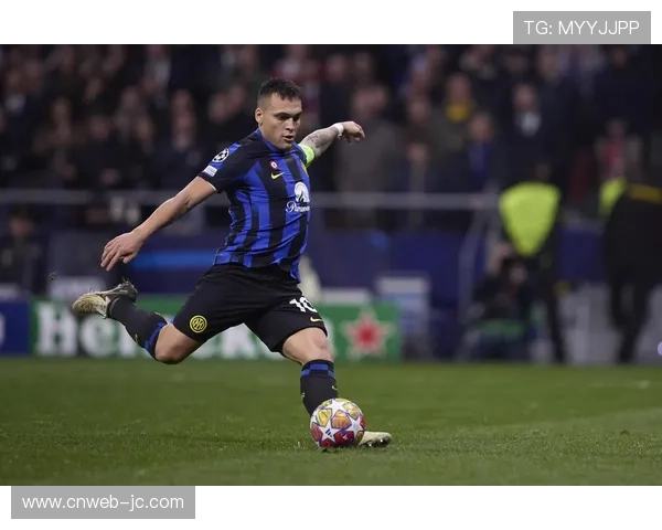 国际米兰客场2-1击败热那亚，劳塔罗破门助球队登顶积分榜